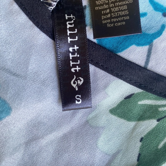 Womens blue flowery peplum tank top size small  fits like a juniors small - Picture 5 of 6